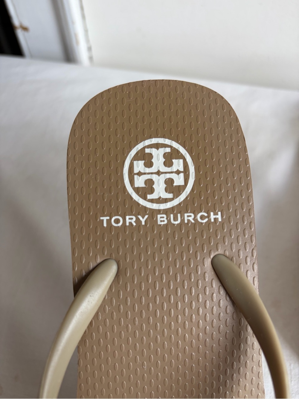 Tory Burch Taupe Thin Wedge Platform Flip Flops Sandals Gold Logo - Picture 9 of 15